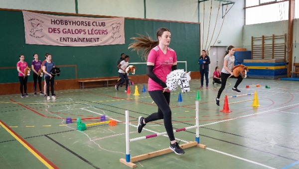 Jeunes à l'entraînement de hobbyhorse en club