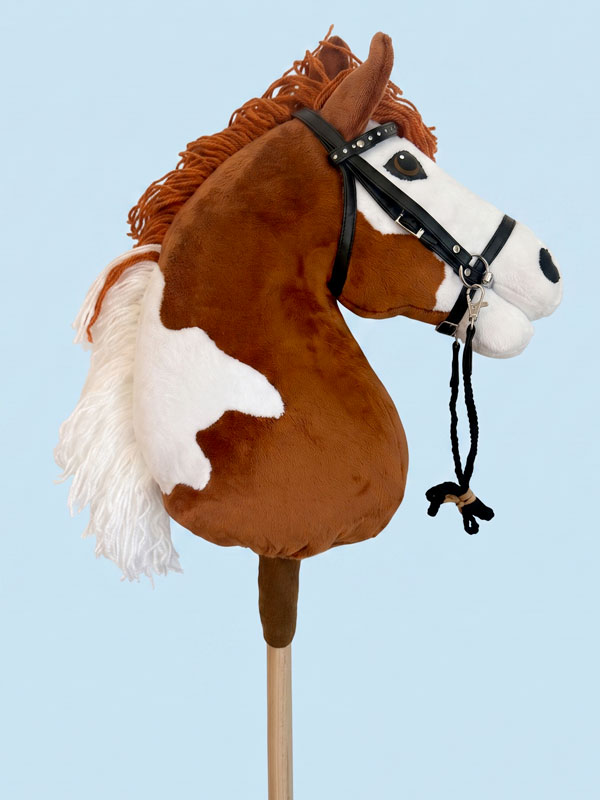 Hobbyhorse alezan pie HOF taille M avec crinière alezane et blanche, bride anglaise et rênes – profil droit