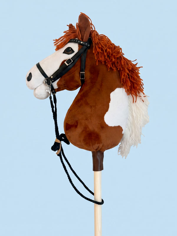 Hobbyhorse alezan pie HOF taille M avec crinière alezane et blanche, bride anglaise et rênes – profil gauche