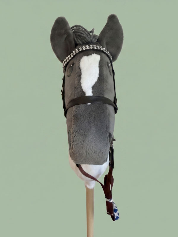 Hobbyhorse pie gris et blanc HOF taille M, crinière grise et blanche – de face
