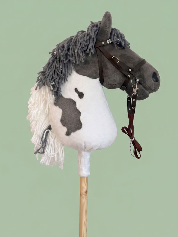 Hobbyhorse pie gris et blanc HOF taille M, crinière grise et blanche – profil droit