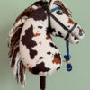 Hobbyhorse pie HOF taille M avec crinière tricolore blanche, alezane et noire – profil droit