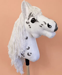 Hobbyhorse blanc tacheté MyHH taille M avec crinière blanche – trois quarts face